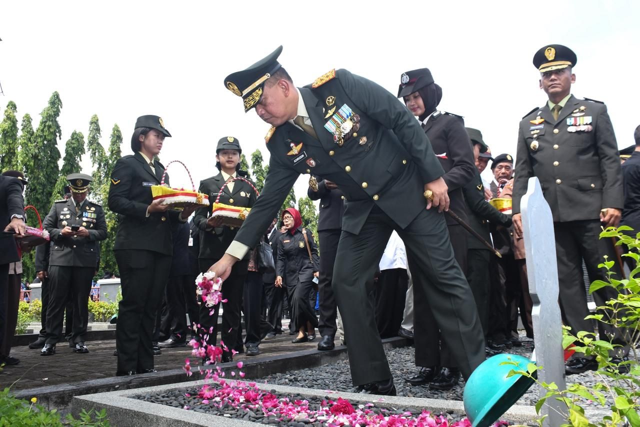Refleksi Hari Pahlawan, Pangdam IV/Diponegoro Teguhkan Semangat Pengabdian di TMPN Giri Tunggal
