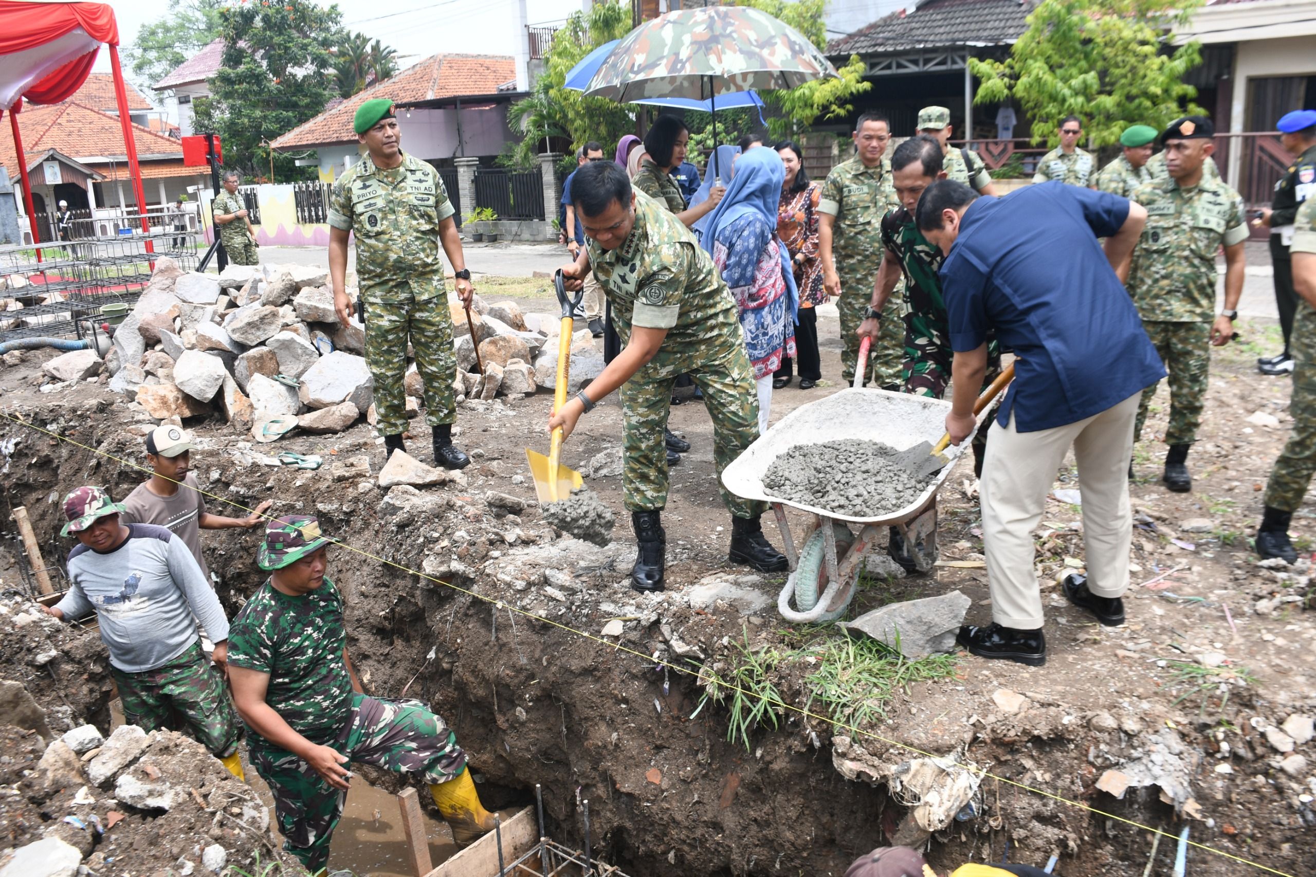 Pangdam IV/Diponegoro Dampingi Wakil Panglima TNI Tinjau Koperasi Merah Putih dan Fasilitas SPPG di Semarang
