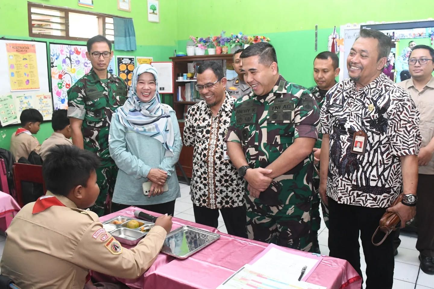 Dukung Generasi Sehat, Kasdam IV/Diponegoro Hadiri Pembagian MBG di SDN 3 Gedanganak
