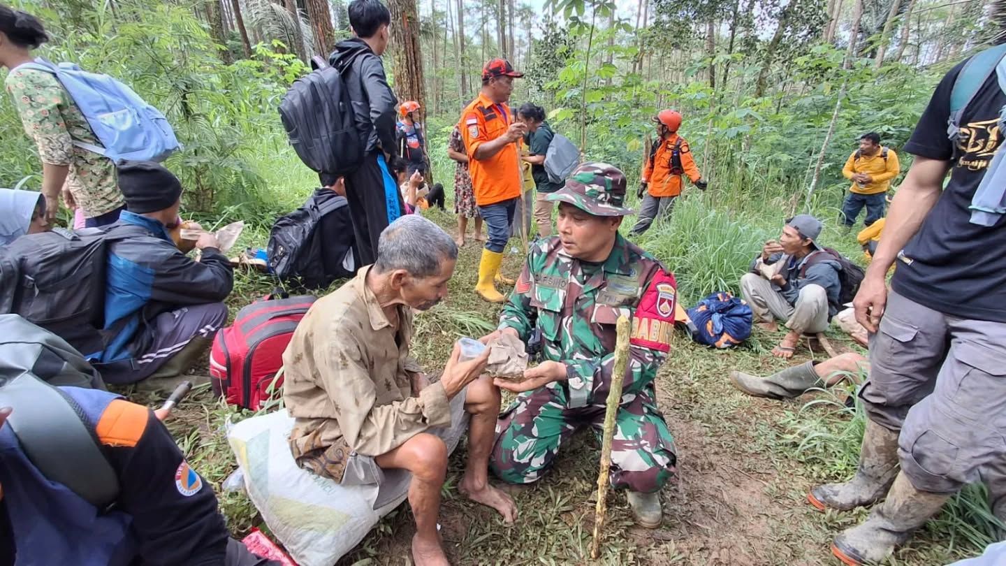 Medan Berat Tak Halangi Semangat Penyelamatan di Longsor Pandanarum