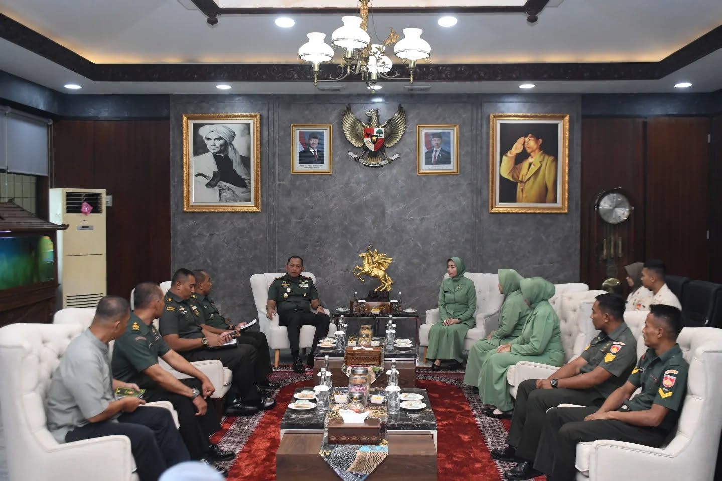 Pangdam IV/Diponegoro Berangkatkan Prajurit dan PNS untuk Ibadah Umrah