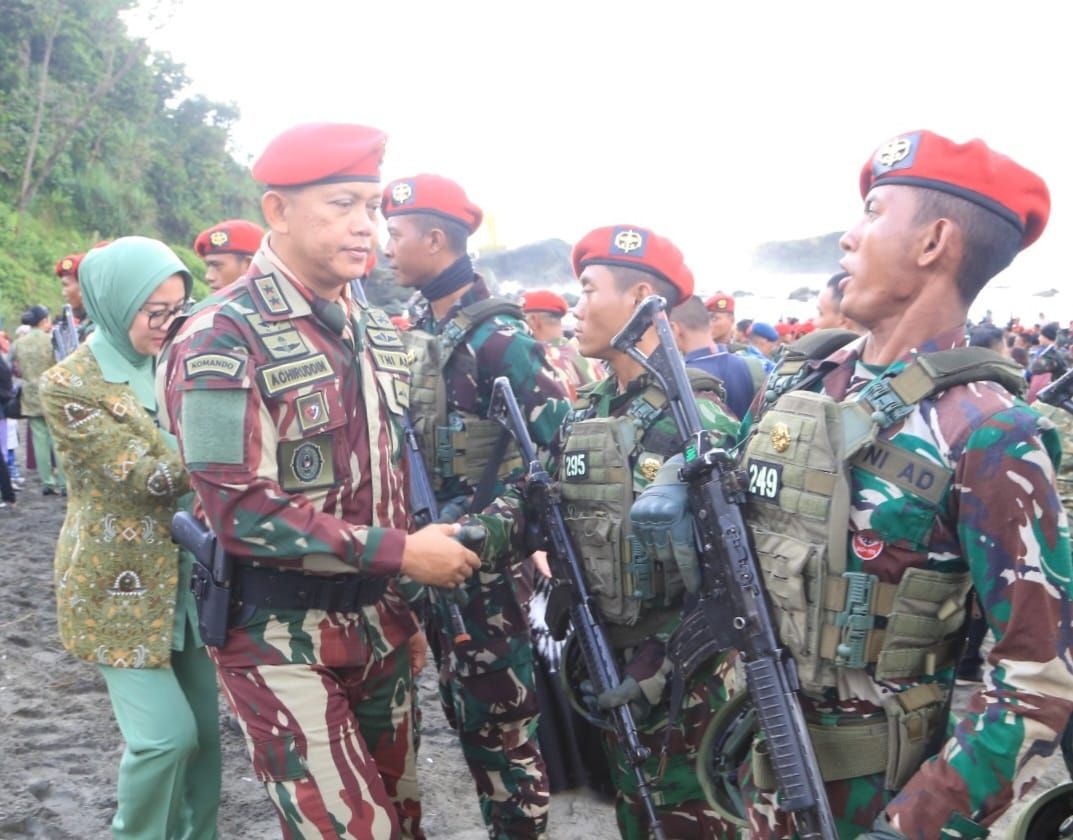 Pangdam IV/Diponegoro Hadiri Upacara Penutupan Pendidikan dan Penyematan Brevet Komando Angkatan-111 di Nusakambangan