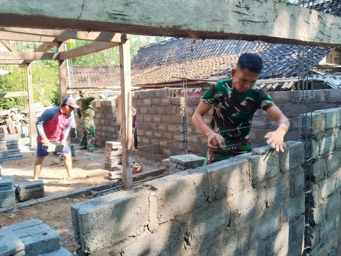 Sentuhan Tangan Prajurit TMMD, Rumah Impian Mahyadi Mulai Berdiri di Watuduwur