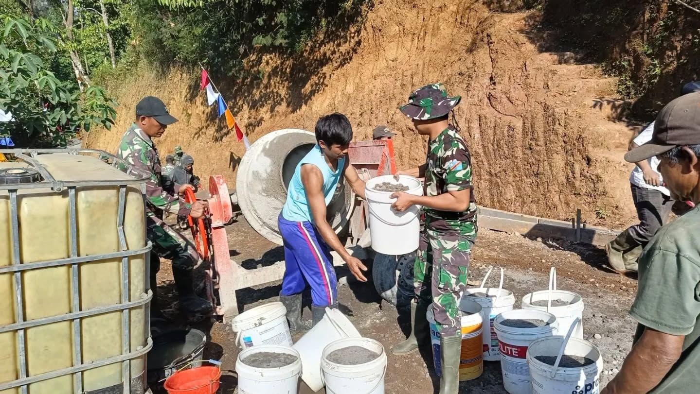 Kebersamaan Satgas TMMD dan Warga Ringankan Pengerjaan Jalan Penghubung Watuduwur-Kalibawang