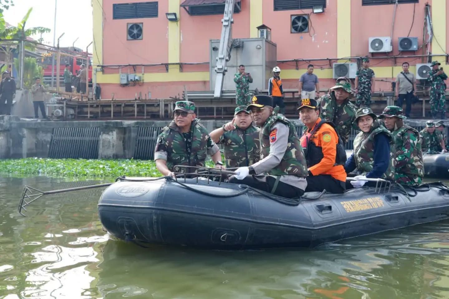 Pangdam IV/Diponegoro Pimpin Karya Bakti di Kali Banger, Turun Langsung Bersama Warga Bersihkan Lingkungan