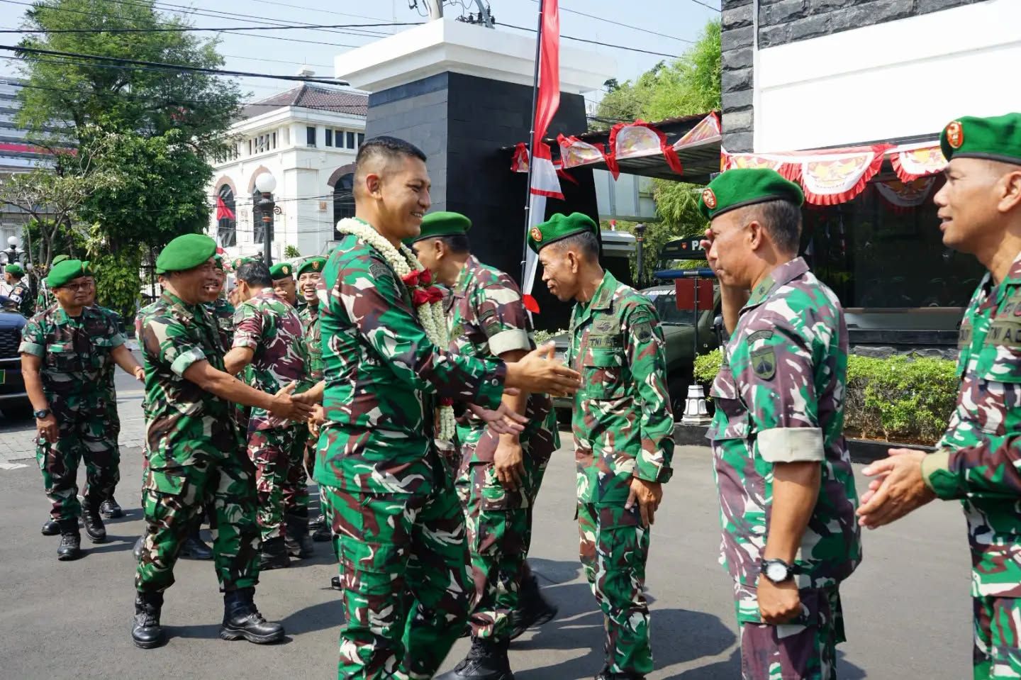 Usai Pimpin Upacara HUT ke-81 RI di Istana, Dandim Kota Semarang Disambut Penuh Kebanggaan