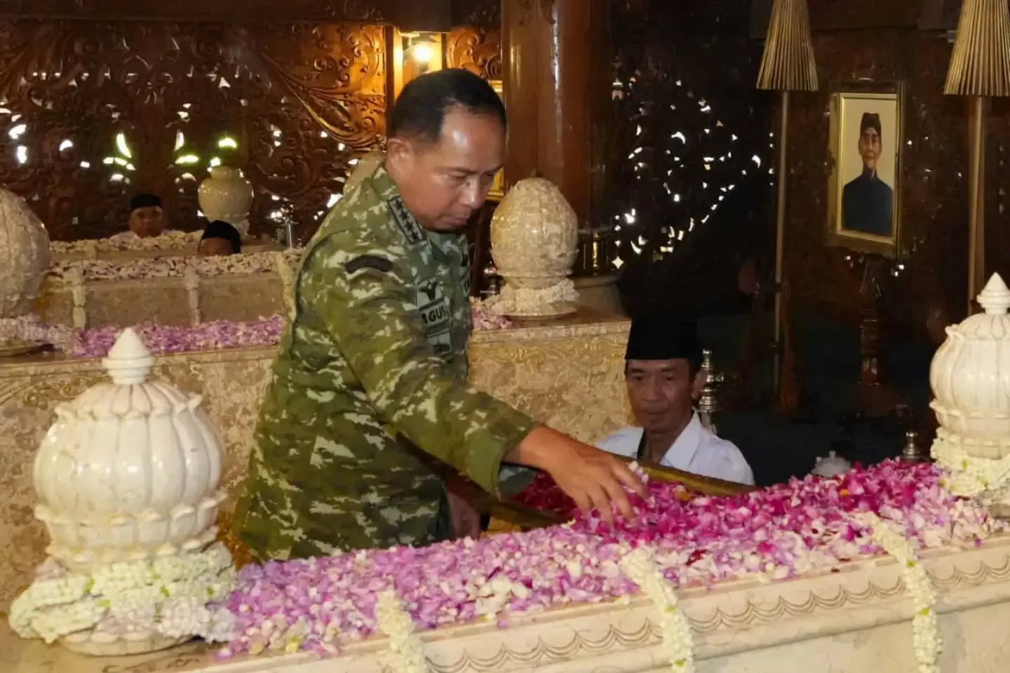 Pangdam IV/Diponegoro Dampingi Panglima TNI Ziarah ke Makam Jenderal Besar TNI (Purn) Soeharto di Giri Bangun