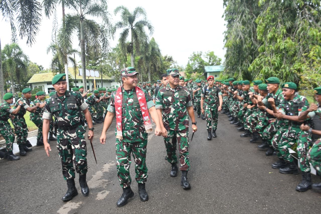 Pangdam Dampingi Kasad Tinjau SPPG dan Fasilitas Kolam Renang Yonif 406/CK, Kasad Tekankan Profesionalisme Prajurit