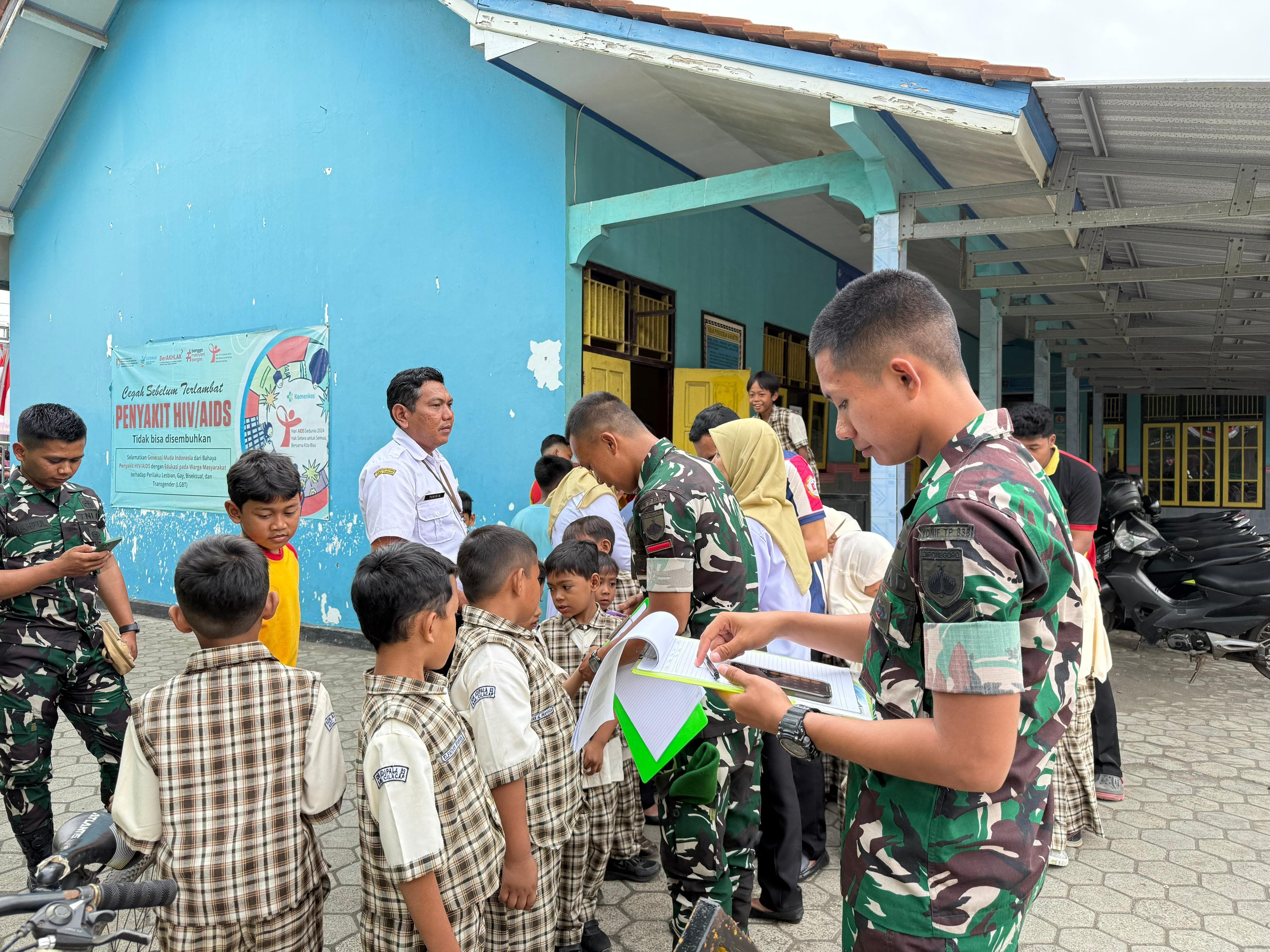 Yonif TP 838/PW Gelar Penyuluhan Kesehatan di Sekolah-sekolah Cilacap   Drag