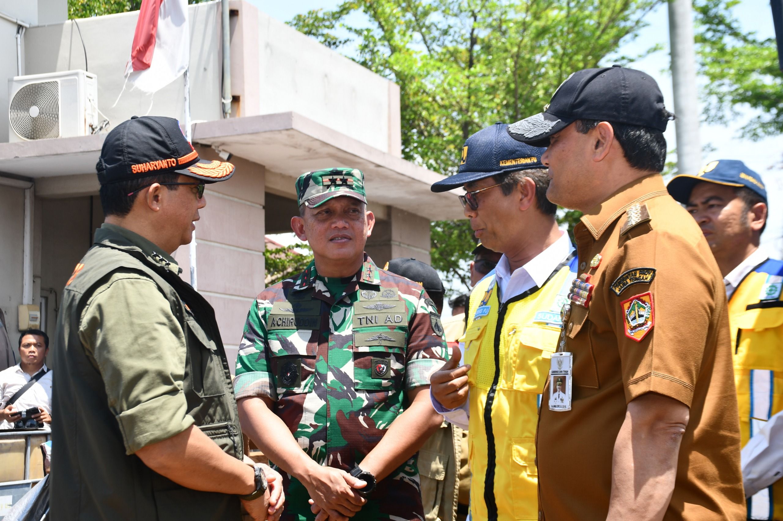 Pangdam IV/Diponegoro Dampingi Kepala BNPB Tinjau Penanganan Banjir Rob di Semarang