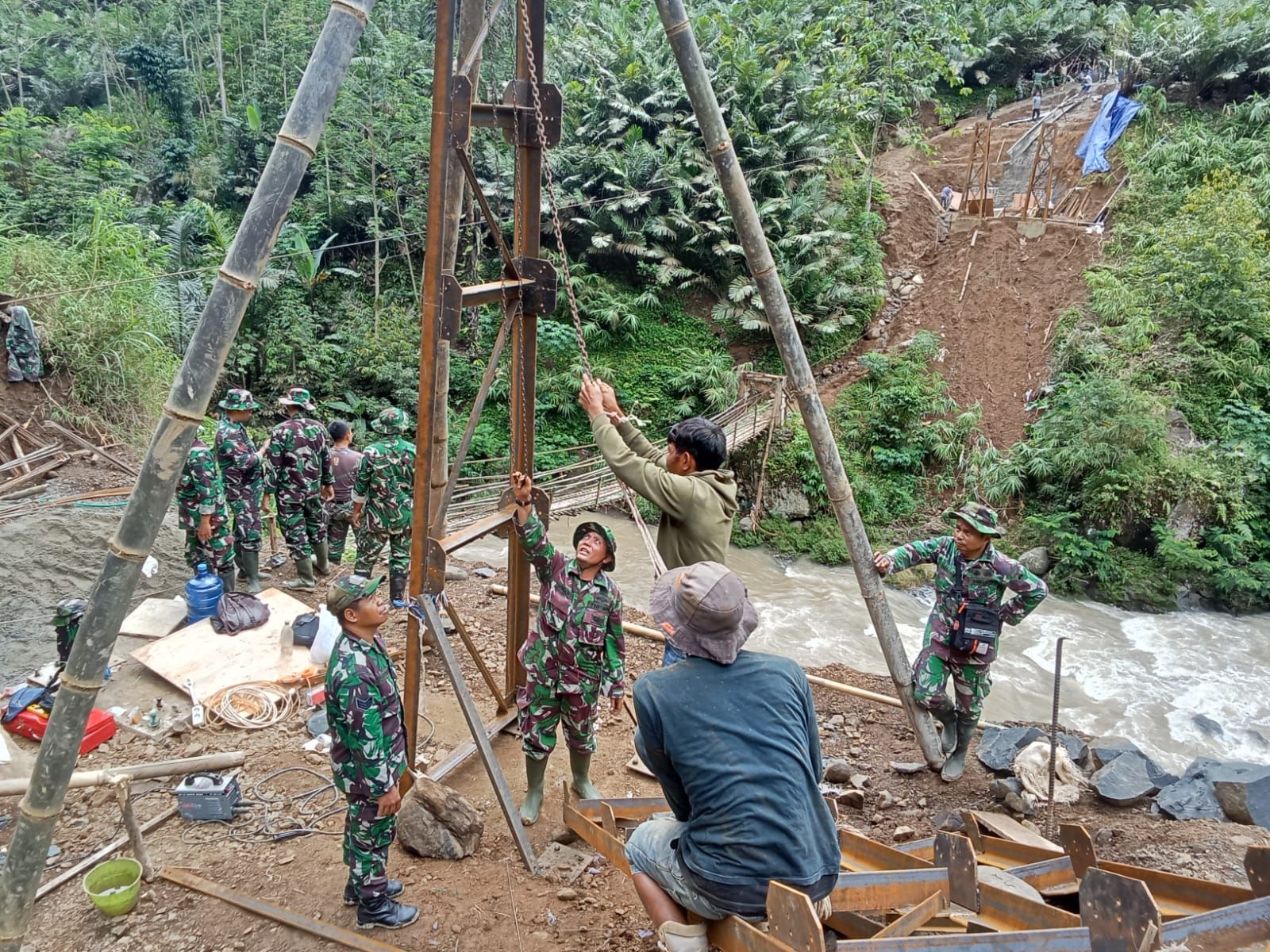 Prajurit Kodim 0704/Banjarnegara Satukan Dua Dusun Lewat Jembatan di Sungai Brakah