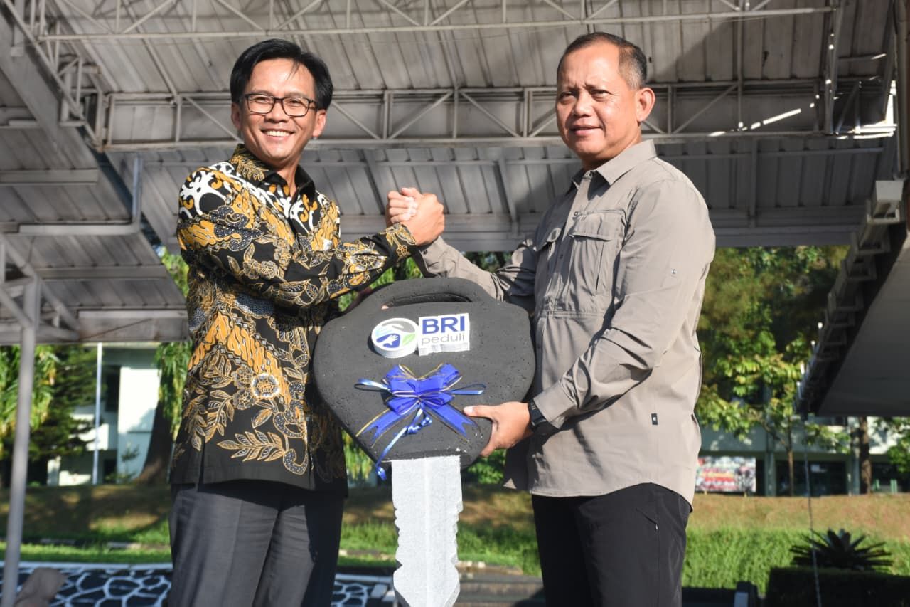 Tingkatkan Layanan Kesehatan, Kodam IV/Diponegoro Terima Bantuan Ambulance VIP dari BRI Peduli